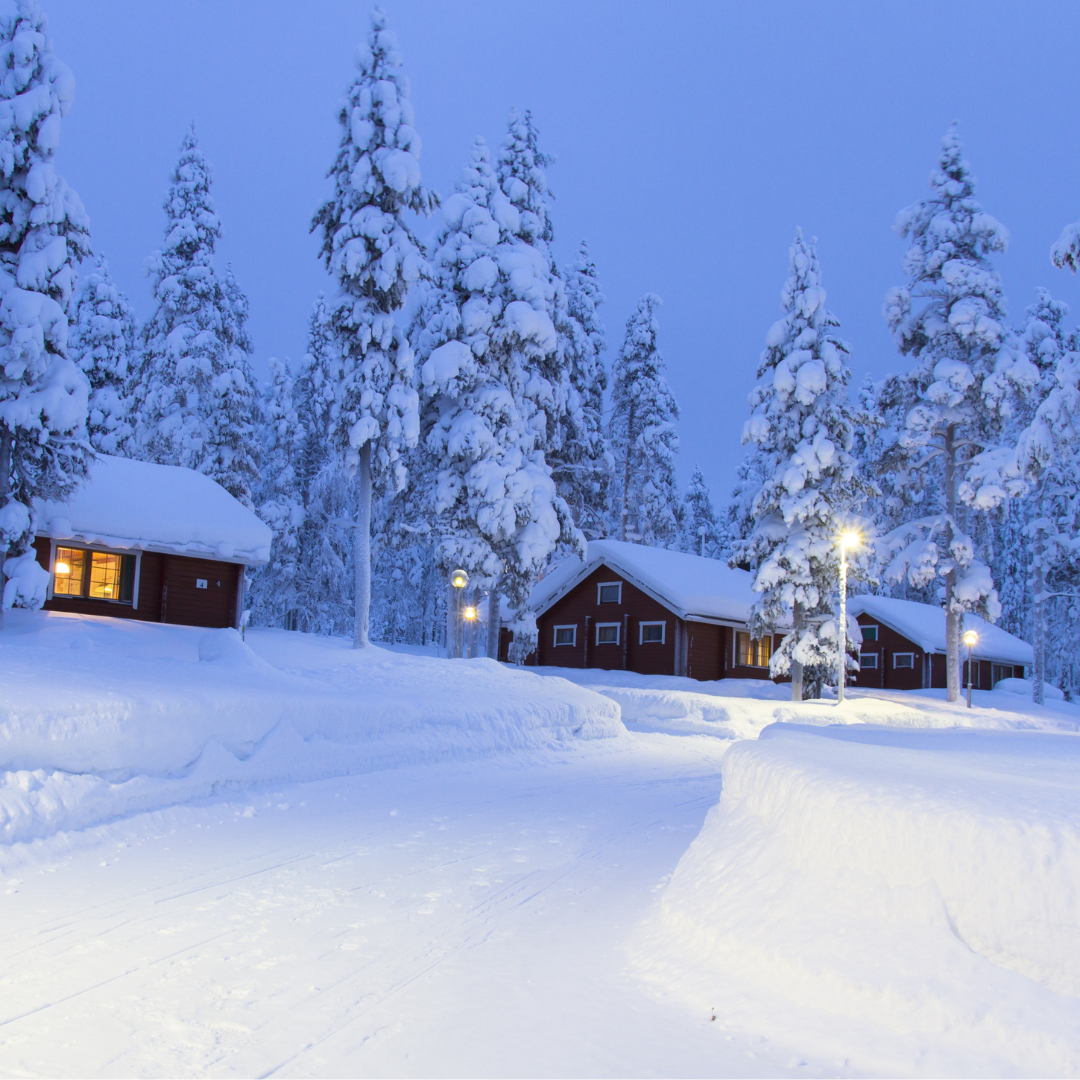 Vinterhus i snöig miljö